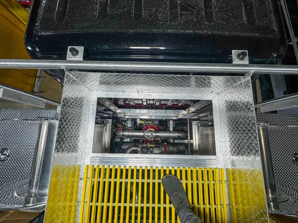 Unfinished body compartment structure in bay, photo 30 of 303.